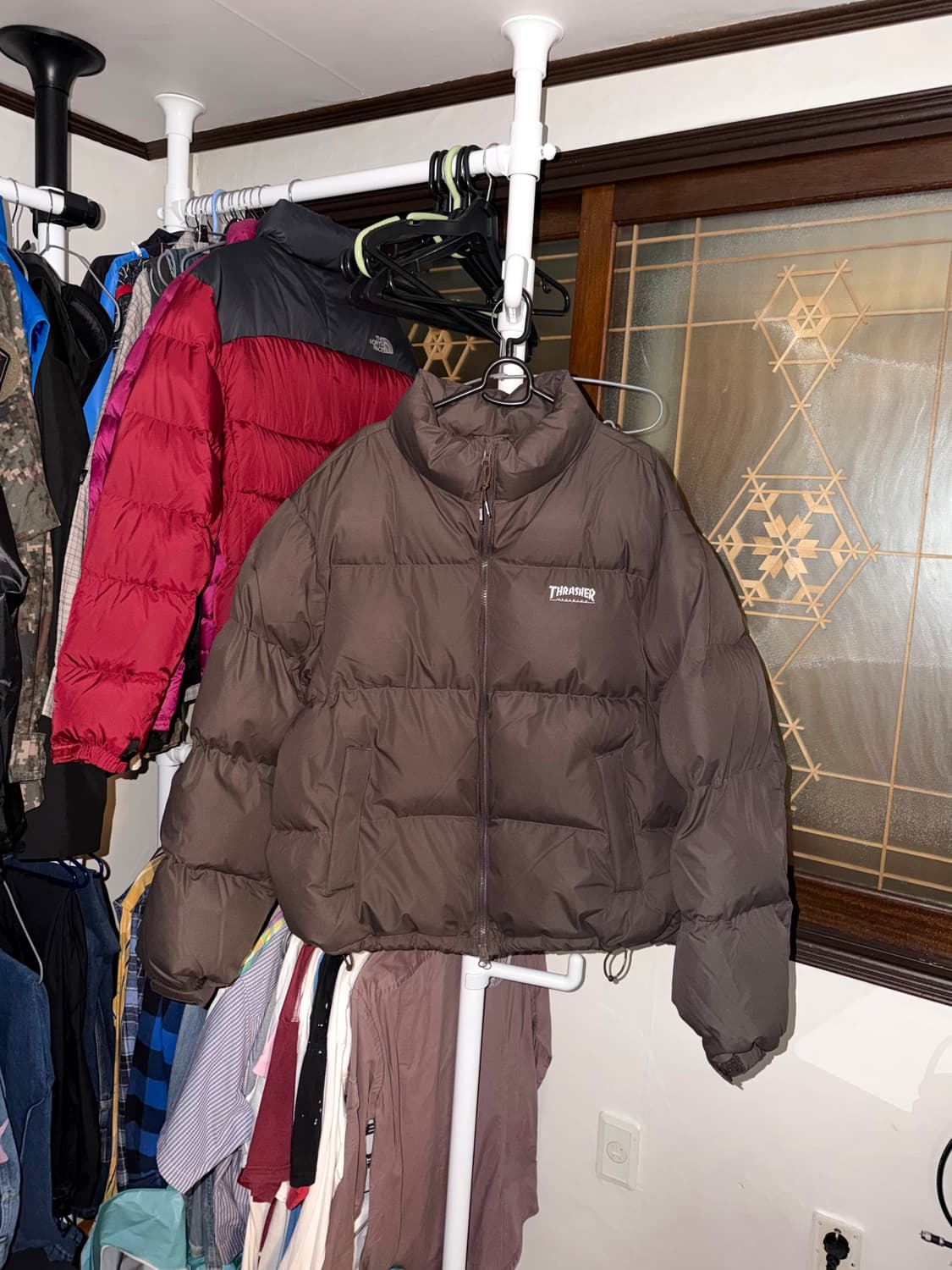 트레셔 엠보스 로고  숏 푸퍼 패딩 상품이미지7