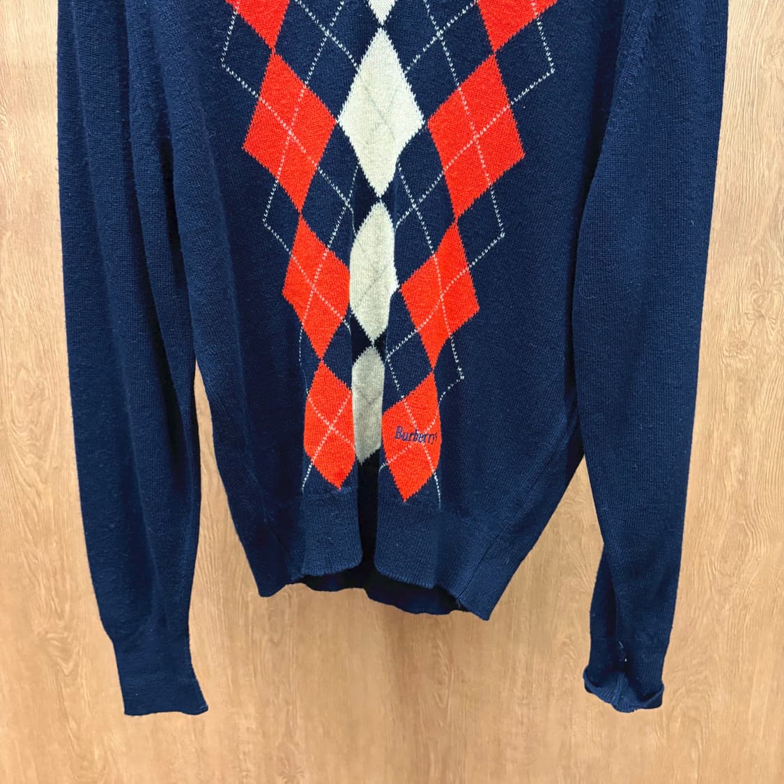 버버리 브이넥 니트 아가일 패턴 로고 자수 디테일 루즈핏 네이비 상품이미지5