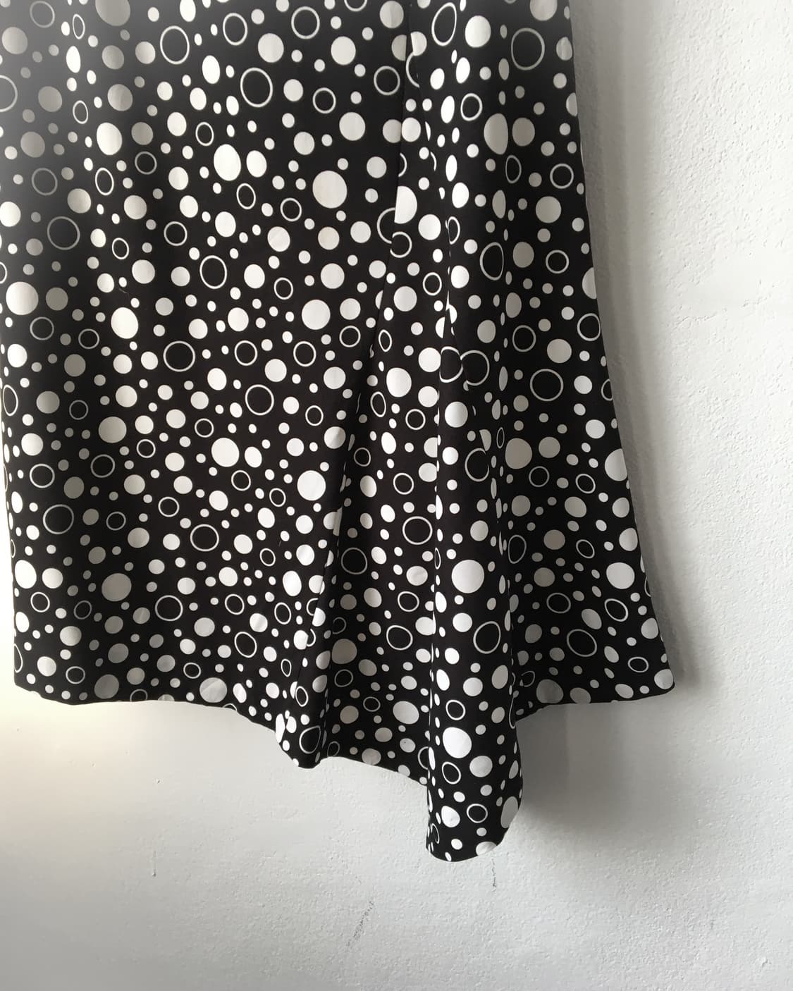 Dot pattern unbalanced drop point skirt 상품이미지2