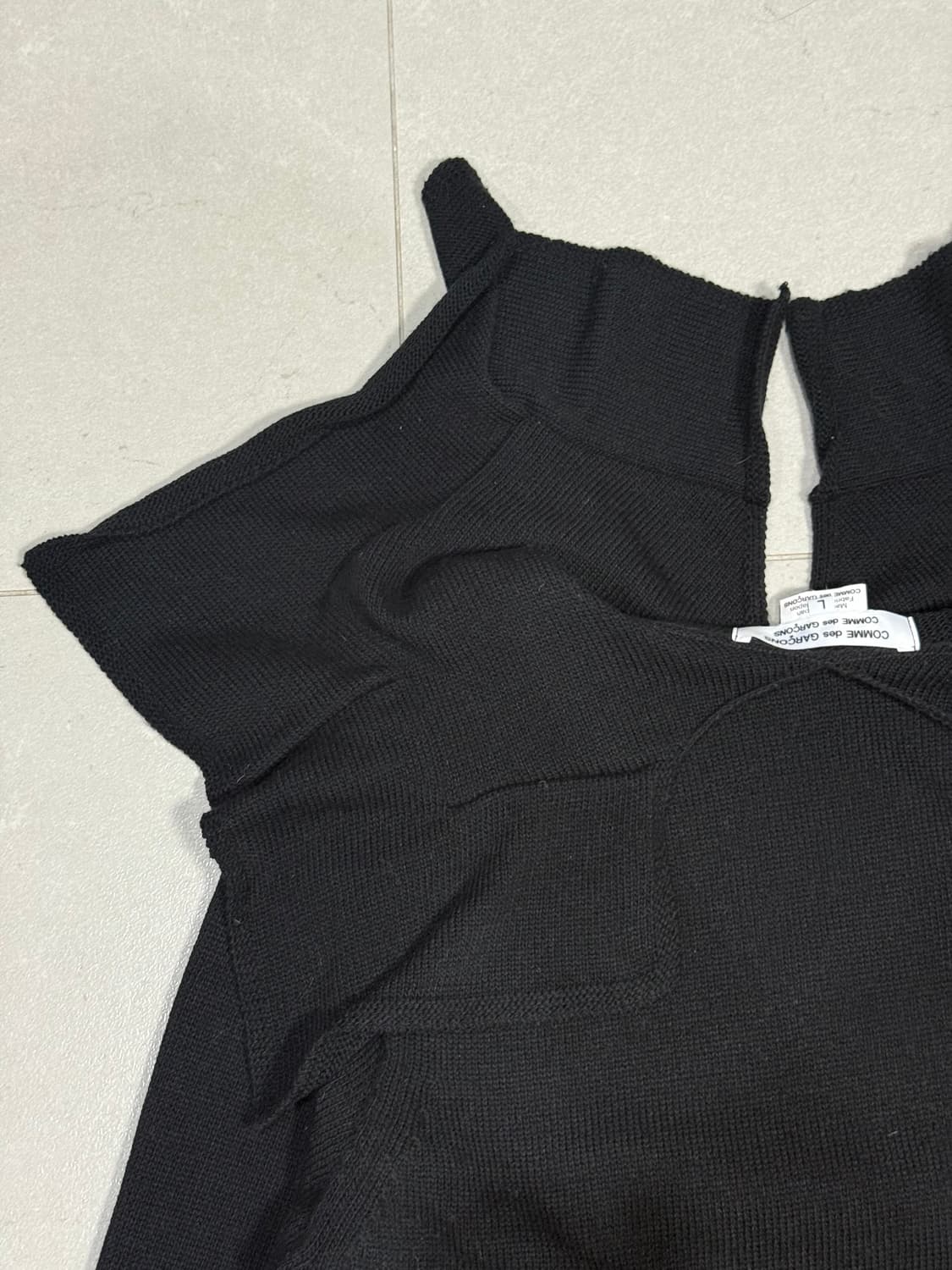 2022 꼼데가르송 어깨 원단 결합 디테일 니트 스웨터  상품이미지5