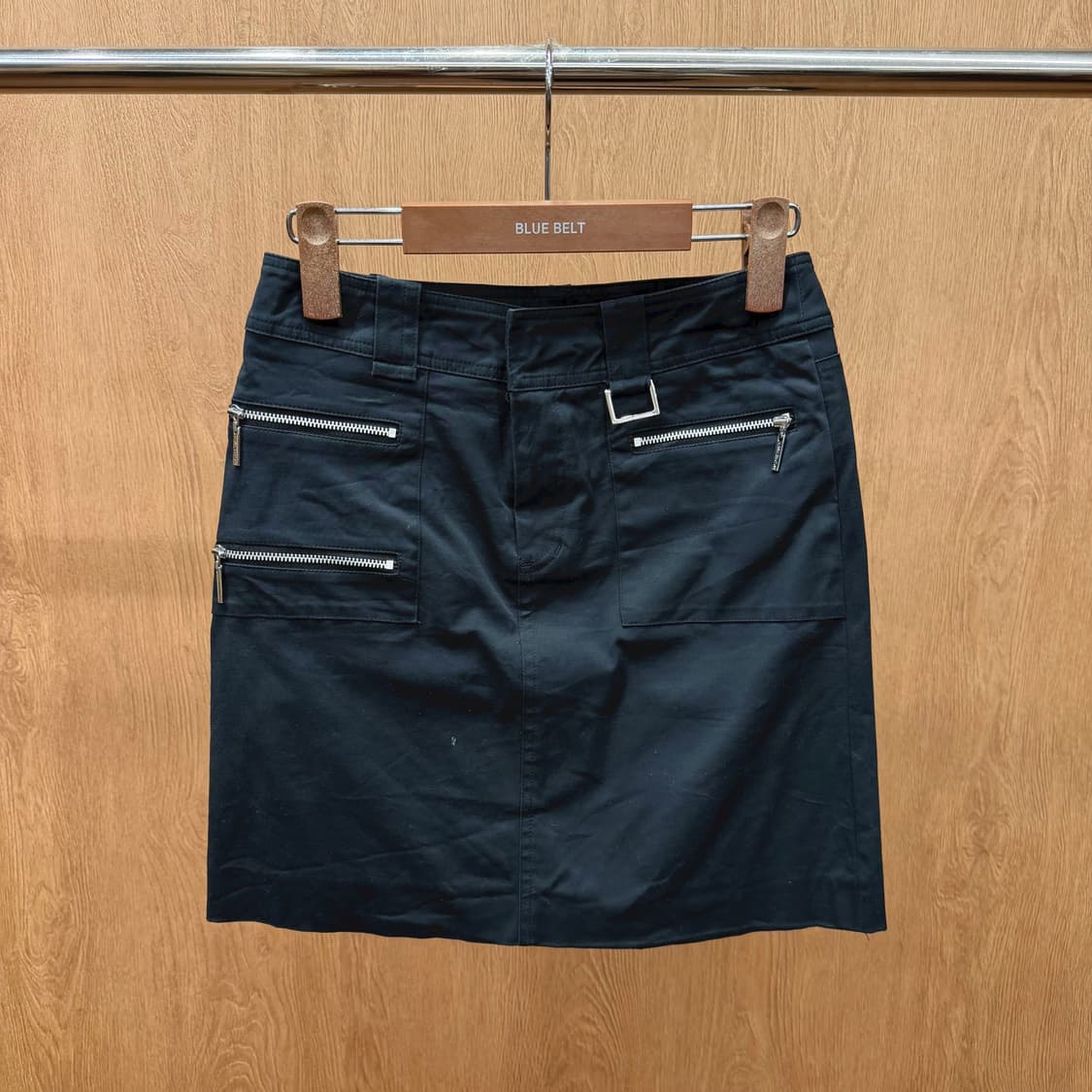 비키 꾸뛰르 미니 스커트 멀티 지퍼 포켓 하드웨어 디테일 H라인 블랙 상품이미지2