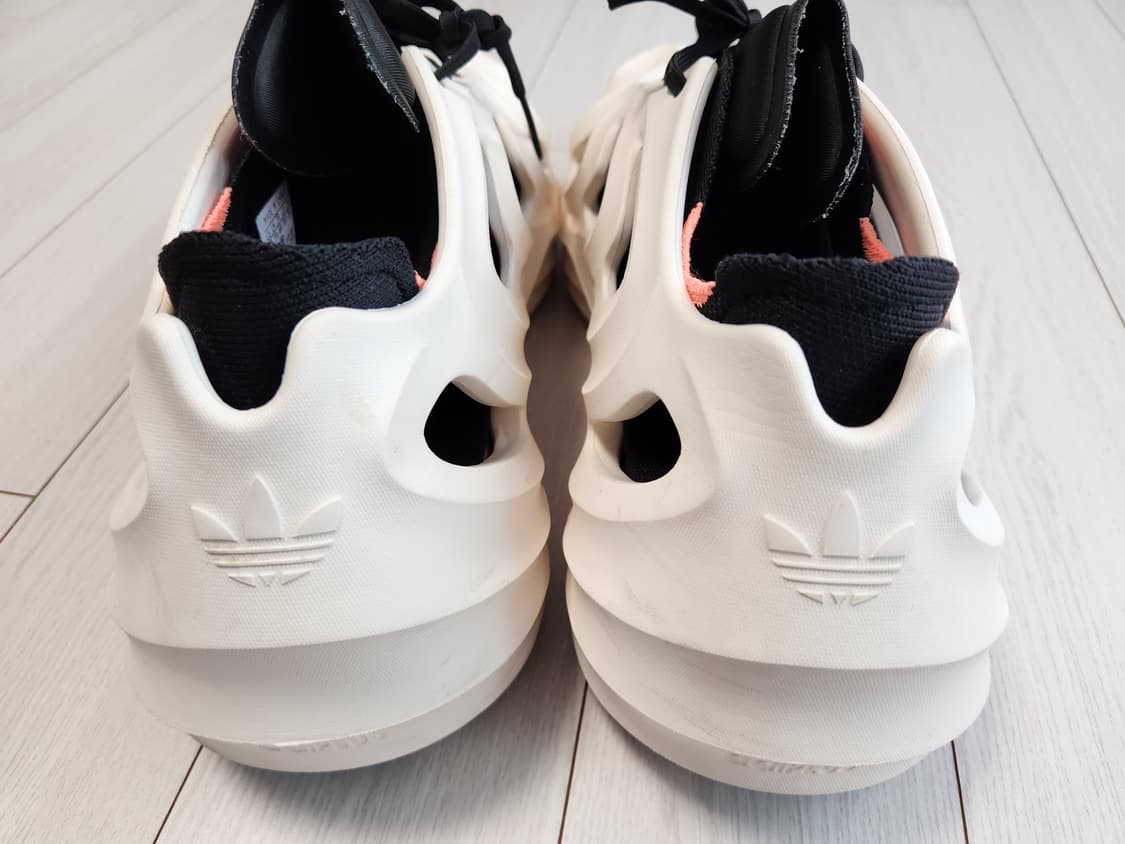 아디다스 운동화 오리지널 아디폼 Q 원더 화이트 사이즈300

밝은색이라 상품이미지2