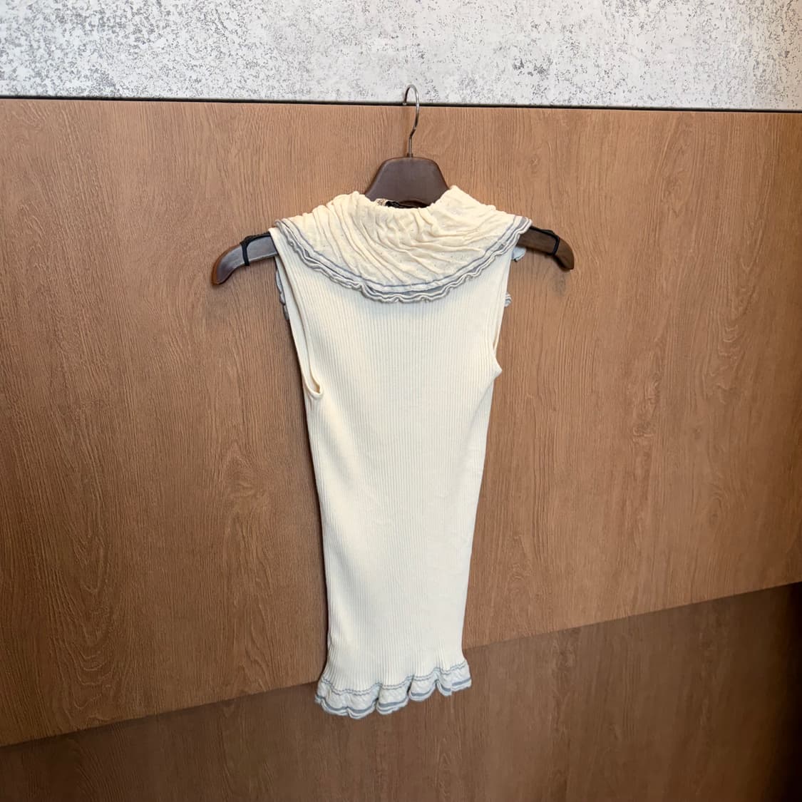 에르마노 설비노 슬리브리스 골지 니트 러플 카라 디테일 슬림핏 아이보리 상품이미지2