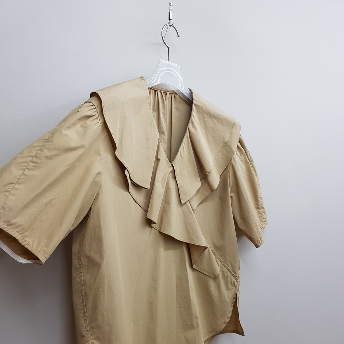 한섬 SJSJ 2021 세일러 카라 러플 블라우스  82-94-160 상품이미지3