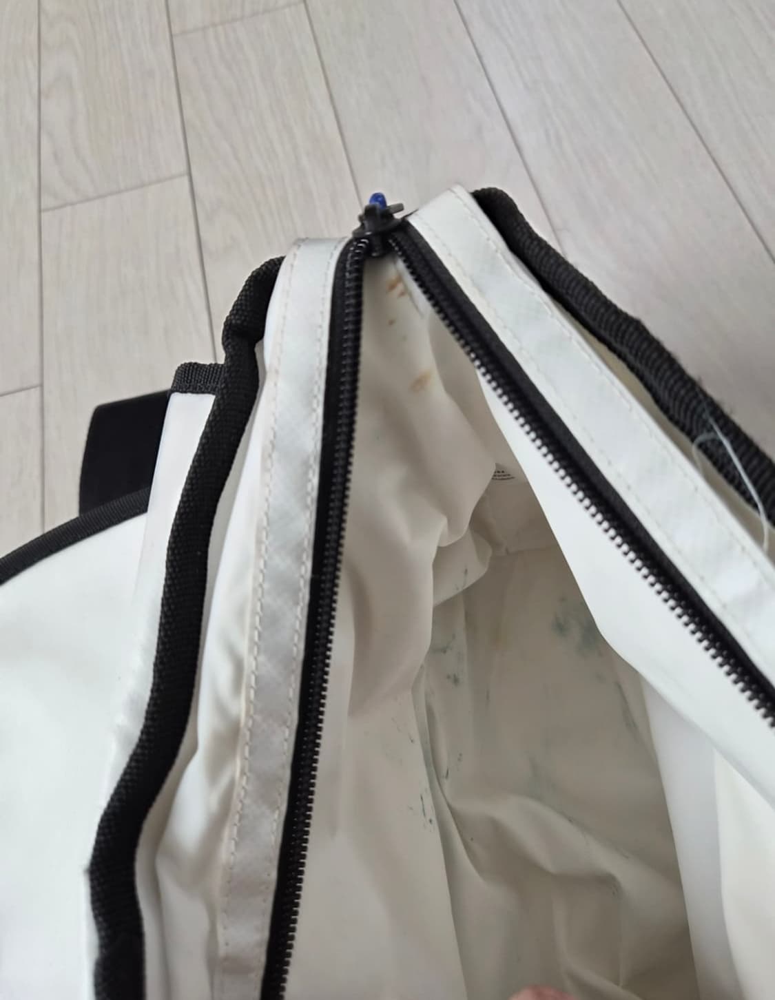 아더에러 트레이스 애드모어 크로스백 화이트 상품이미지8