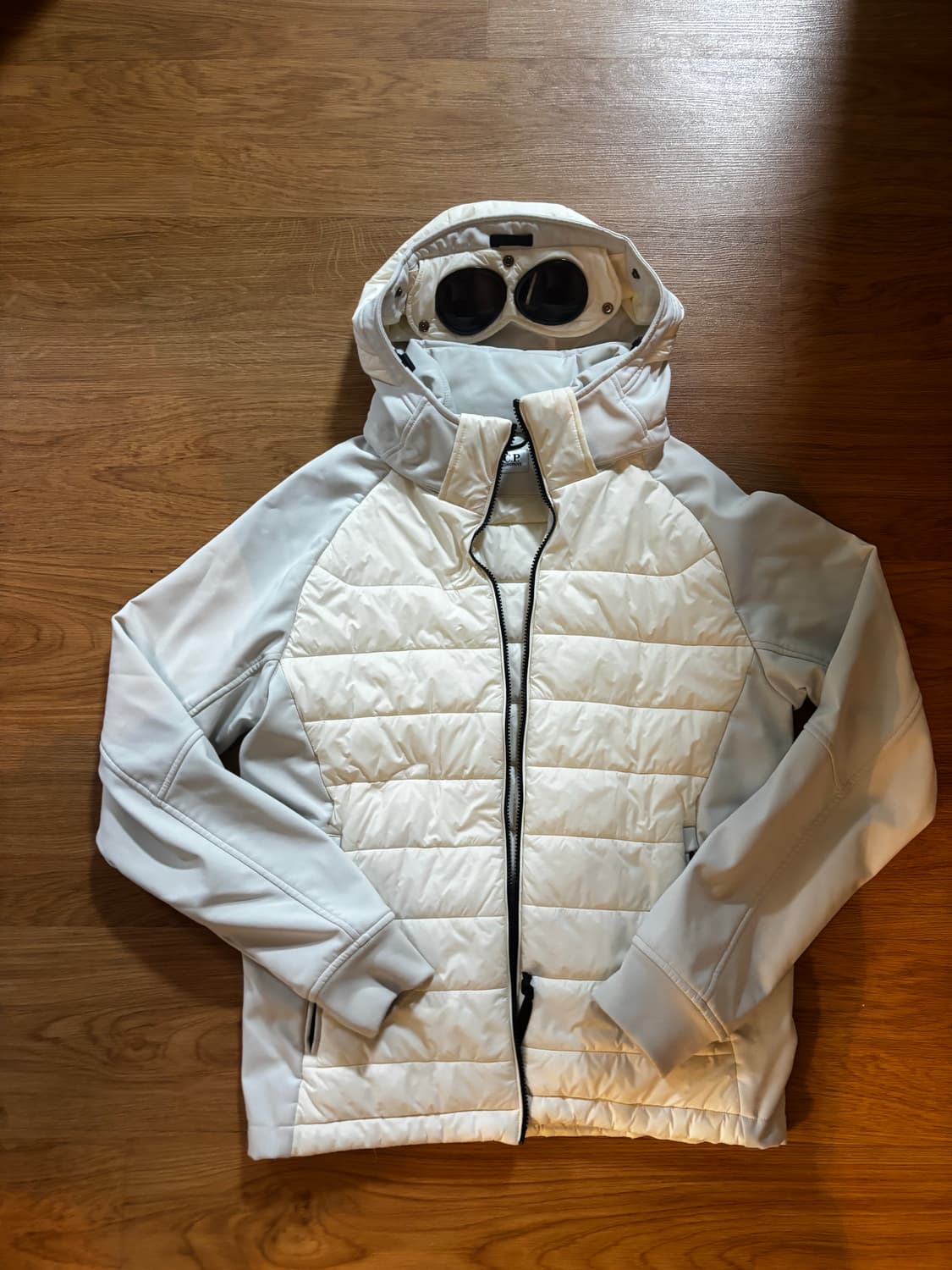 Cp컴퍼니 고글 경량패딩 상품이미지1