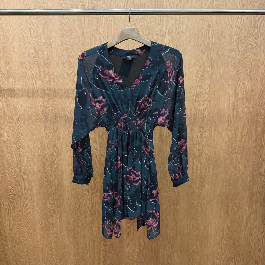 올세인츠 브이넥 미디 원피스 플로럴 프린팅 셔링 밴딩 디테일 슬림핏 블랙 상품이미지2