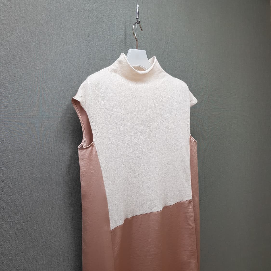 한섬 시스템 투톤 니트 배색 슬리브리스 롱 원피스 88-98-165 상품이미지3