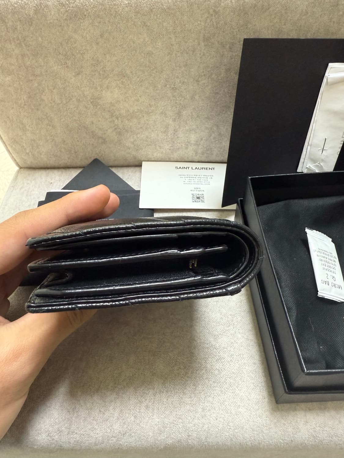 입생로랑 금장 모노그램 풀구성 마틀라세 지갑 668290 BOWA1 상품이미지5