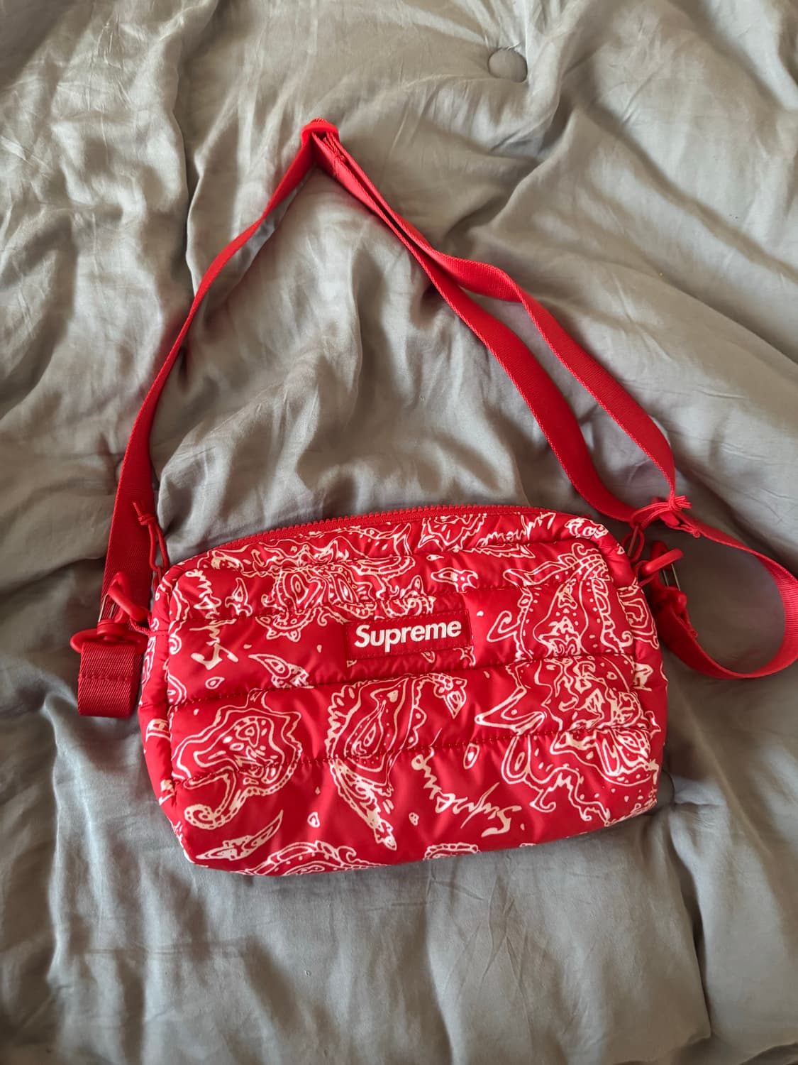 슈프림 퍼퍼 사이드백 레드 페이즐리 상품이미지1