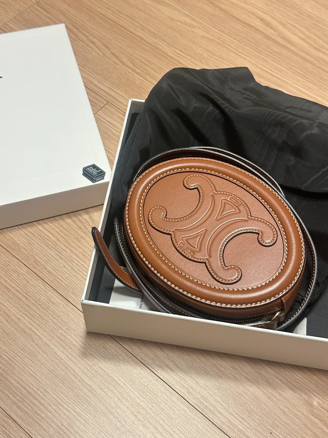 셀린느 스무스 카프스킨 크로스바디 오발 퍼스 레더 트리옹프 탄 상품이미지2