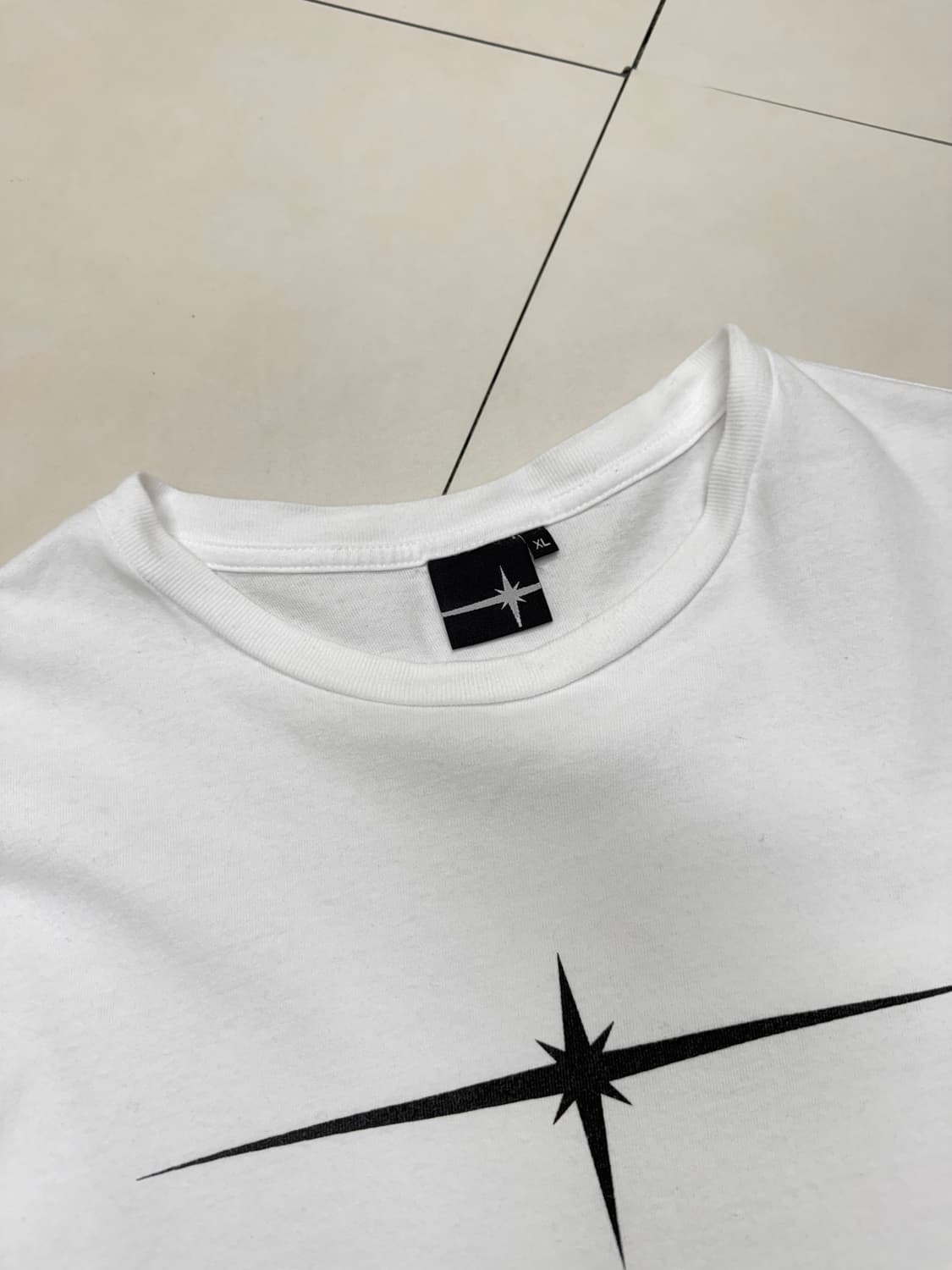 틸던 시그니처 빅로고 미니멀 화이트 반팔 티셔츠 상품이미지3