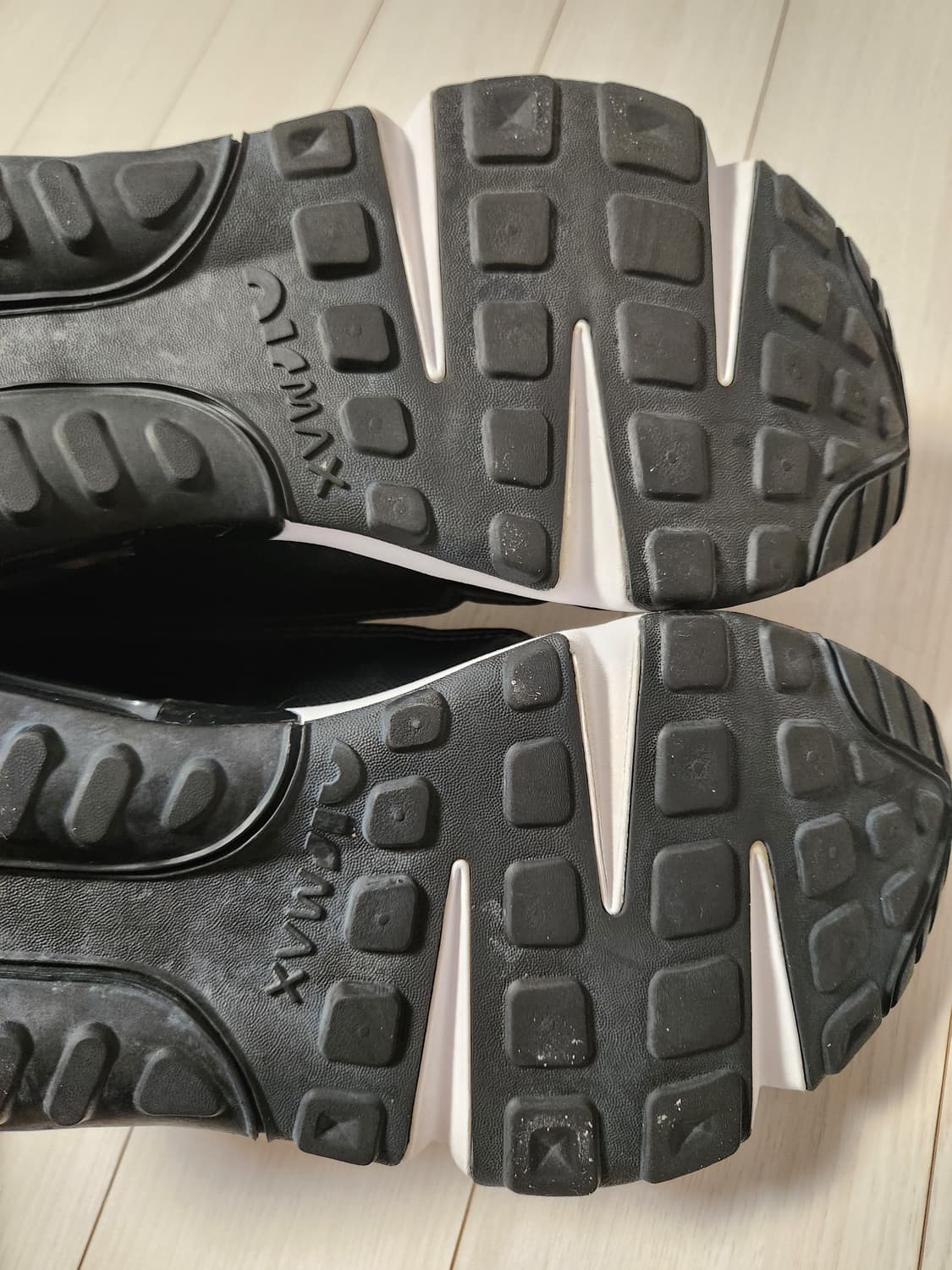 나이키 운동화 에어맥스 2090_C CW7306-001 사이즈260

사 상품이미지10