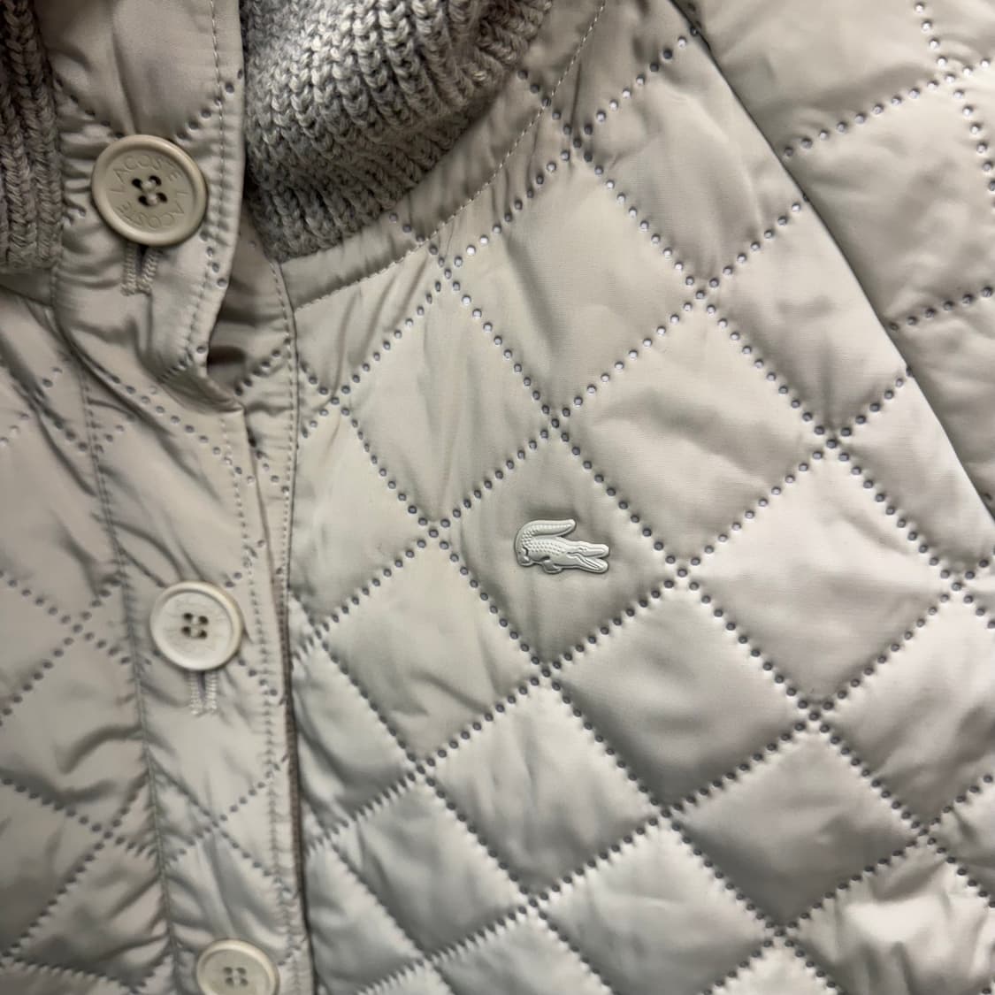 라코스테 퀄팅 패딩 점퍼 니트 카라 하이넥 버튼업 디테일 크림베이지 상품이미지5