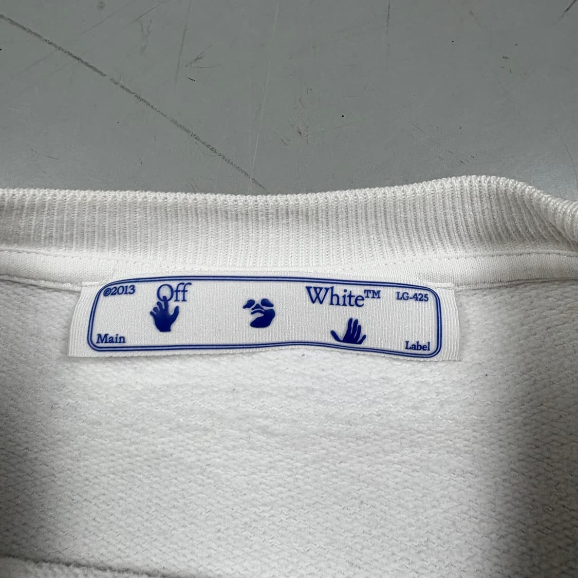 오프화이트 화이트컬러 마커 슬림 애로우 맨투맨 상품이미지5