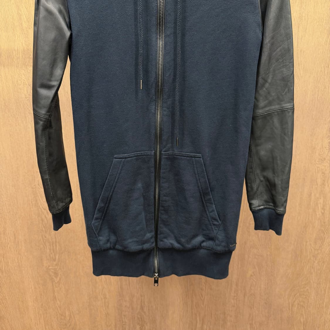 디젤 코튼 후드 집업 레더 슬리브 배색 디테일 로고 장식 디테일 네이비 상품이미지6