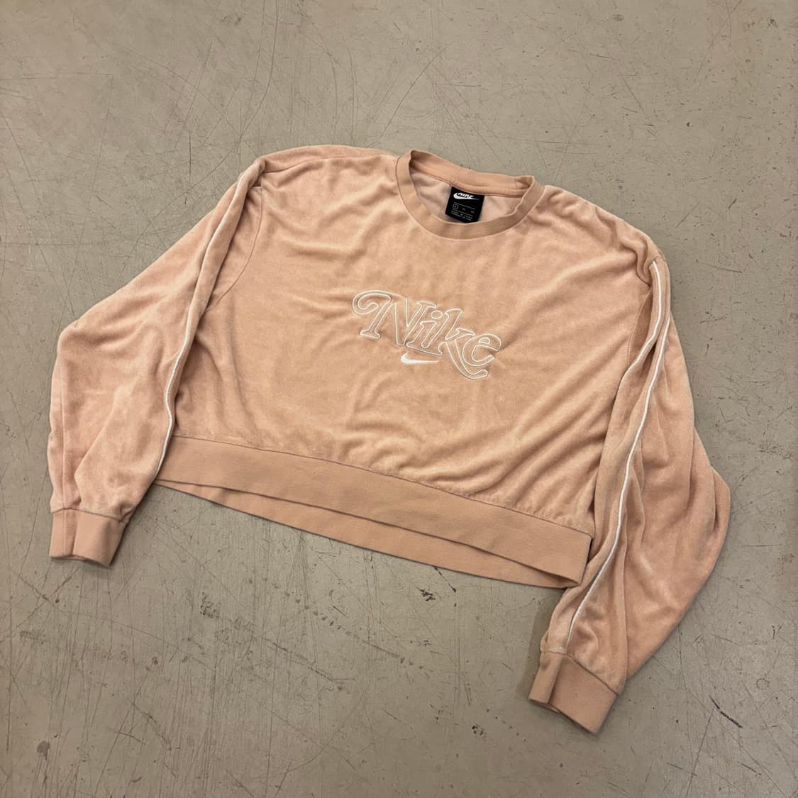 나이키 빅로고 크롭 벨벳 맨투맨 상품이미지1