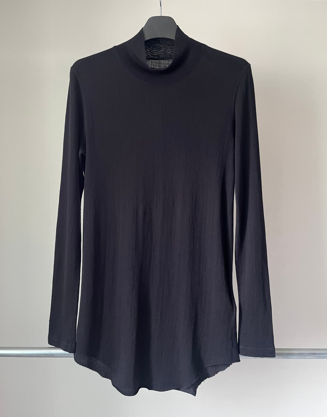 JULIUS FW20 “[ DUKKHA; ]” MOCK NECK 상품이미지1