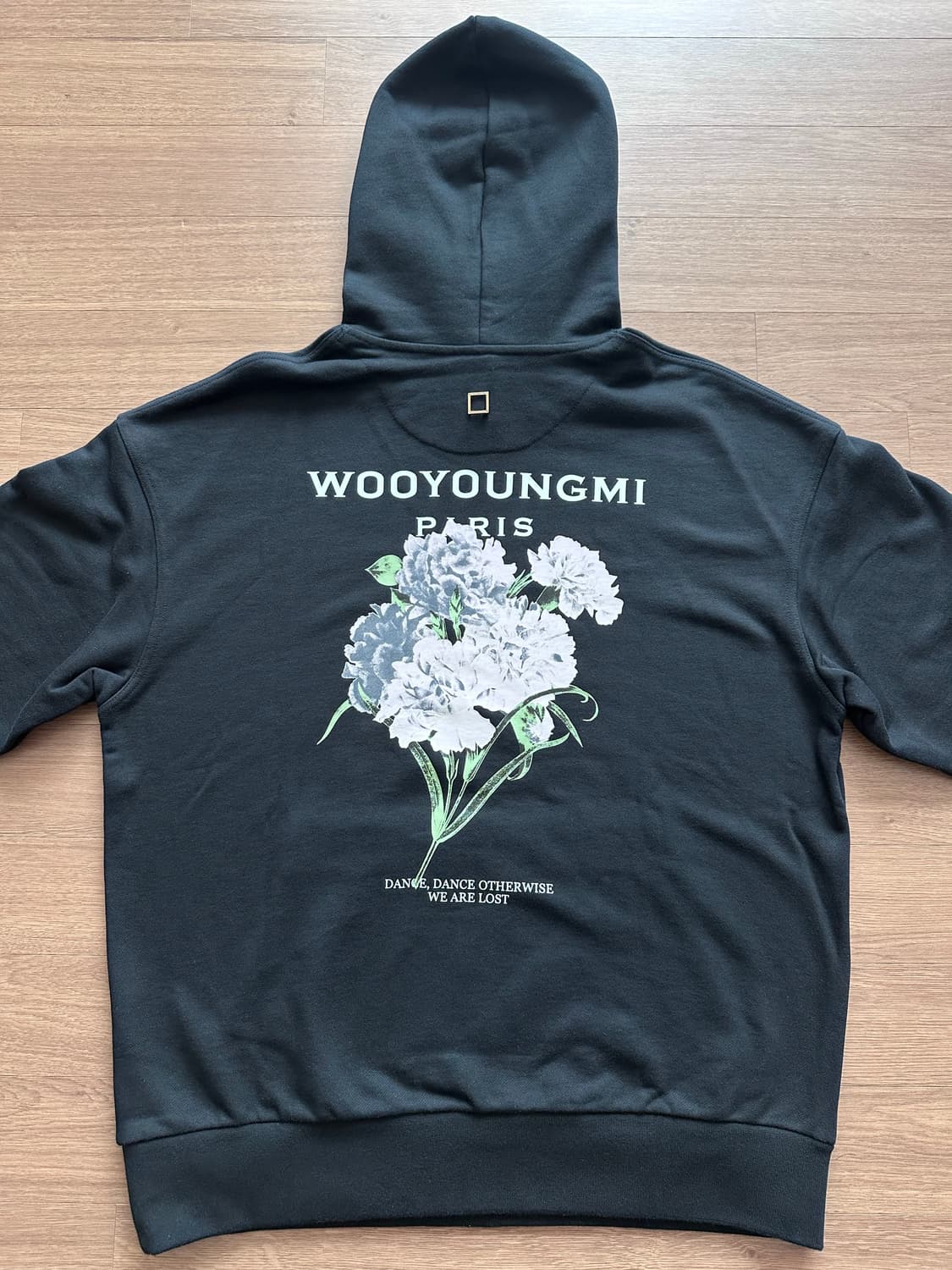 WOOYOUNGMI 우영미 플라워 백로고 후드 블랙 상품이미지1