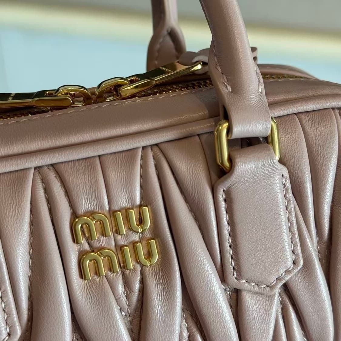 미우 미우 아르카디 마테라쎄 나파 레더 미니백 상품이미지4