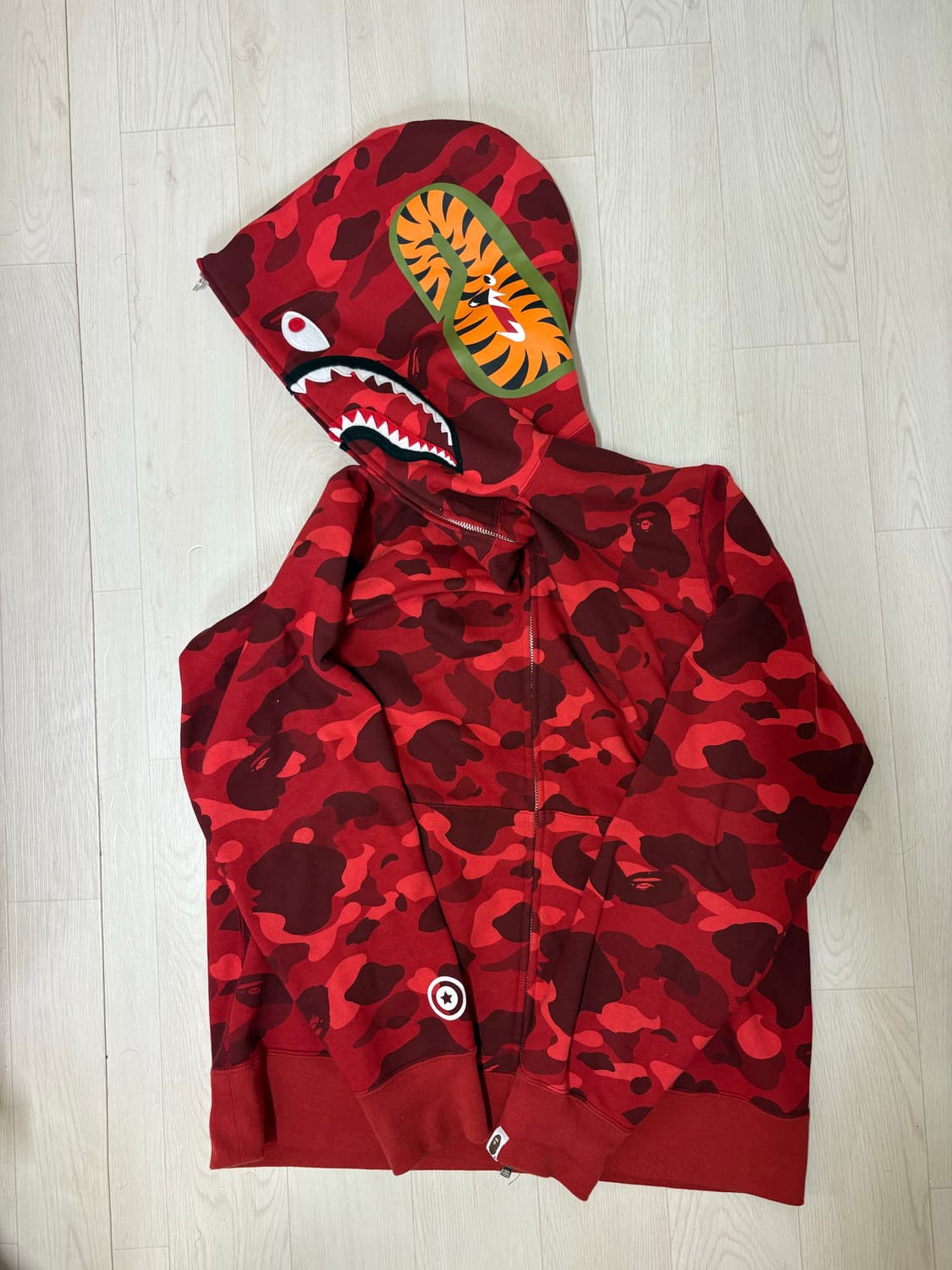베이프 레드카모 샤크후드집업 xl 판매합니다 상품이미지1