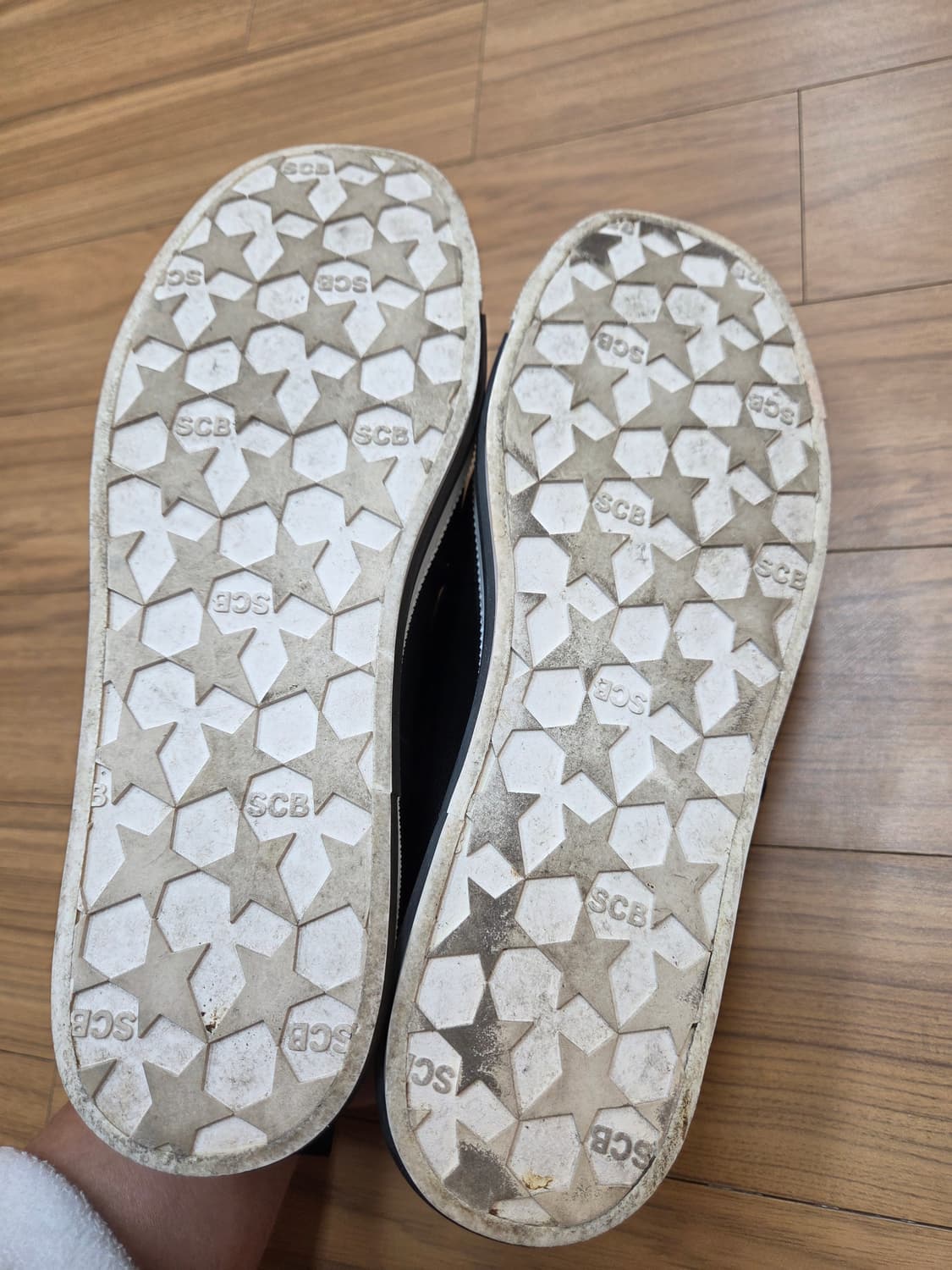 슈콤마보니 블랙 색상 여성구두 235mm입니다. 앞쪽에 큐빅 장식이 달 상품이미지6