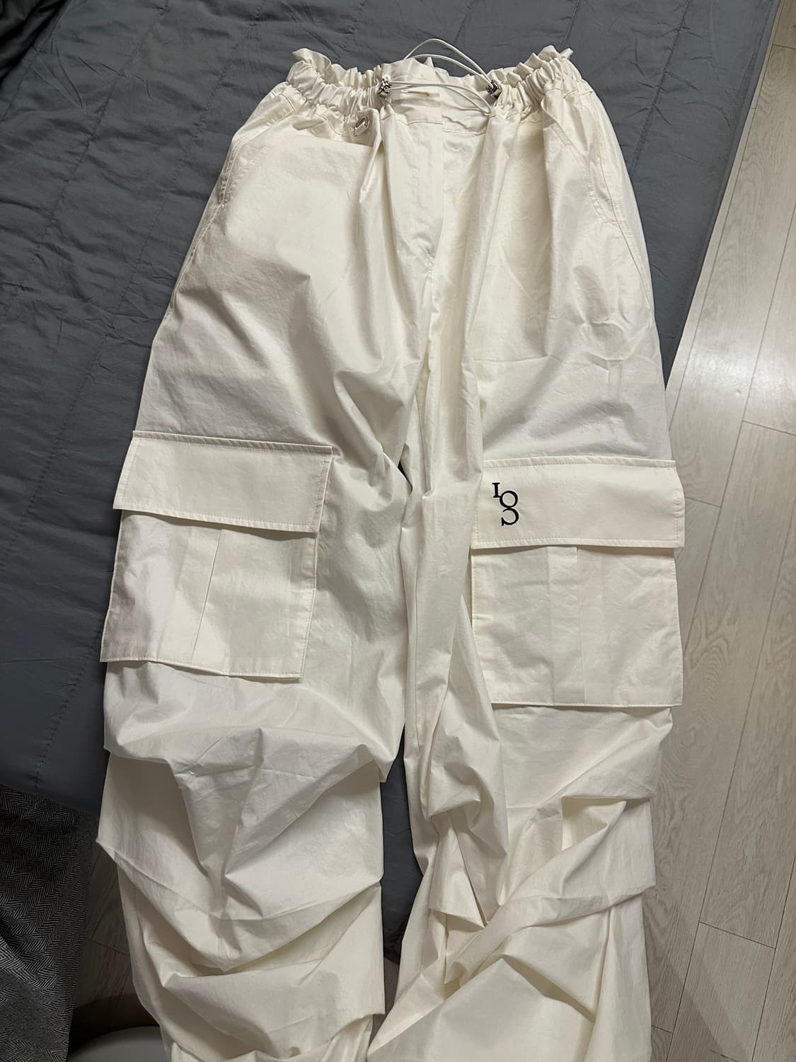 일리고 3턱 코팅 카고 팬츠 화이트 상품이미지5