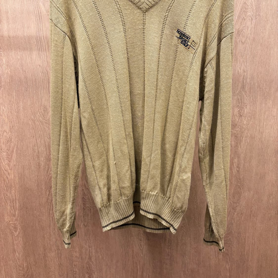 미쏘니 스포츠 브이넥 긴팔 니트 세로 립 패턴 로고 자수 디테일 베이지 상품이미지5