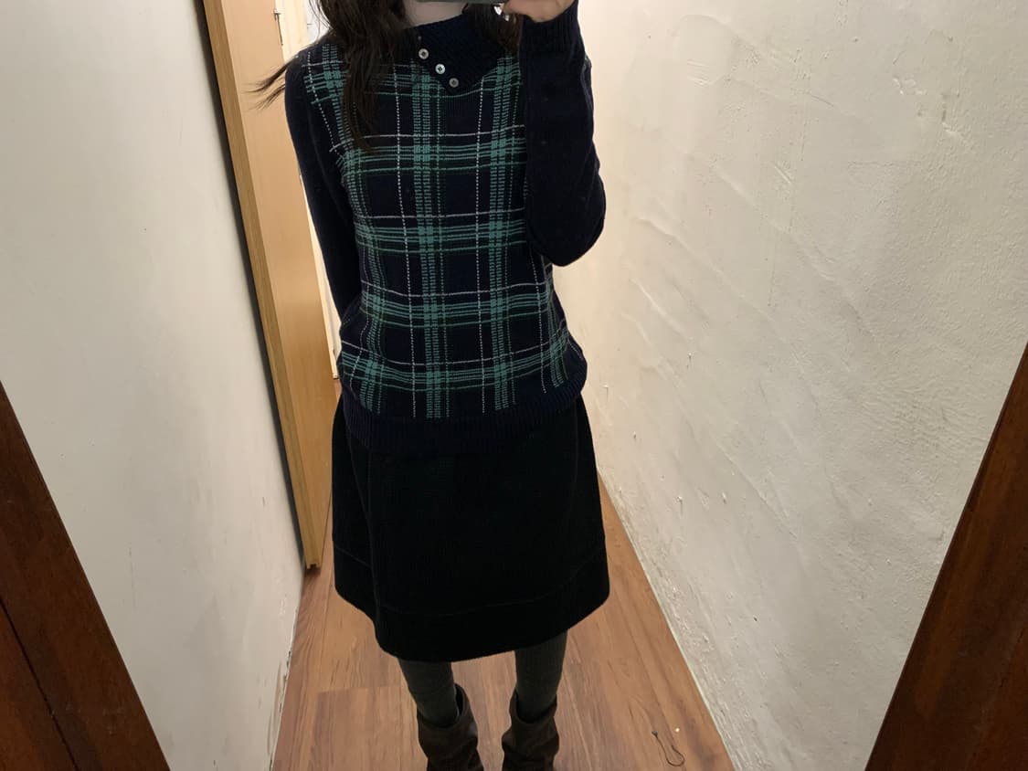 아쿠아스큐텀 하이넥 니트 타탄 체크 패턴 넥 버튼 디테일 네이비 그린 상품이미지1