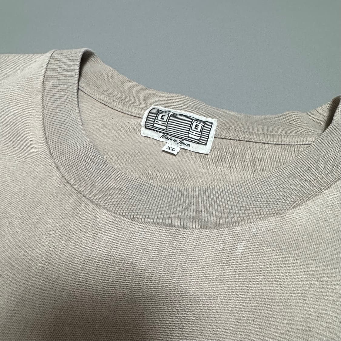 카브엠트(CAV EMPT) 22ss 라이트그레이 양면 자수 크루넥 반팔 상품이미지3