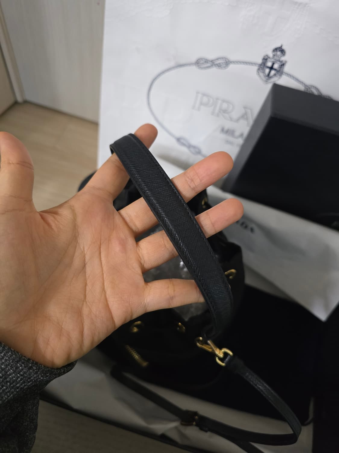 프라다 리나일론 버킷백 블랙 금장 상품이미지7