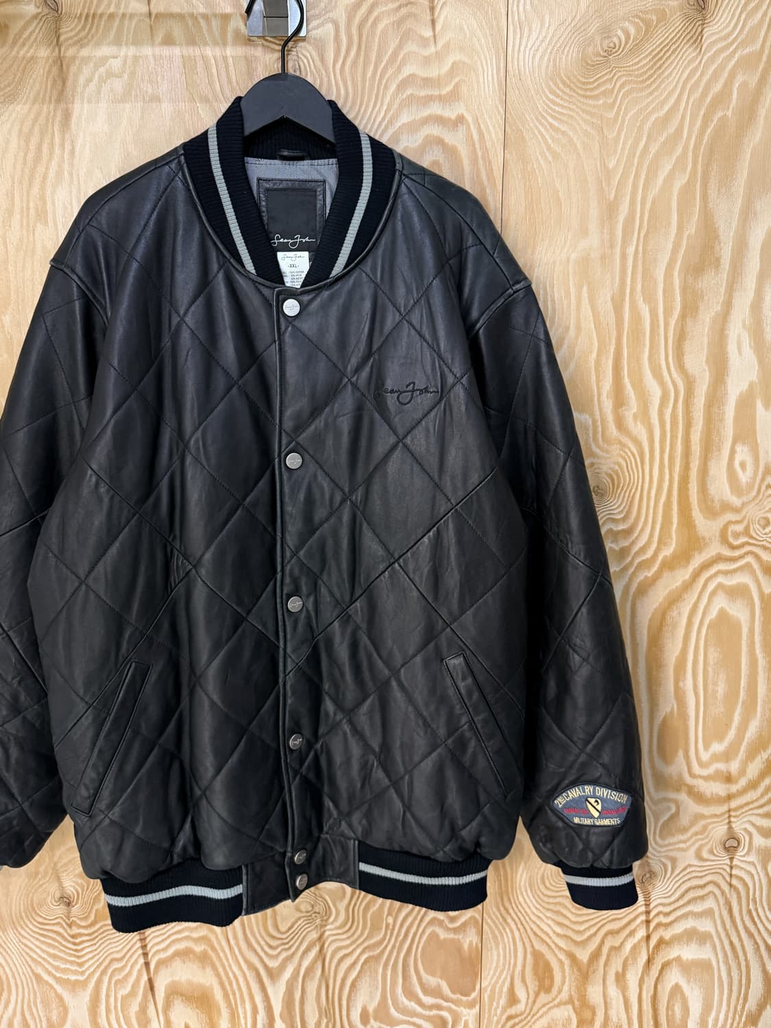 션존 다이아몬드 퀼티드 램스킨 레더 오버 바시티 자켓 상품이미지3