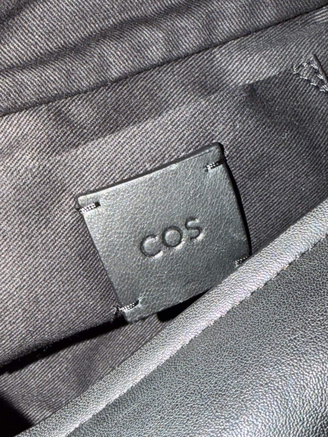 코스 레더 크로스바디백 블랙 상품이미지3