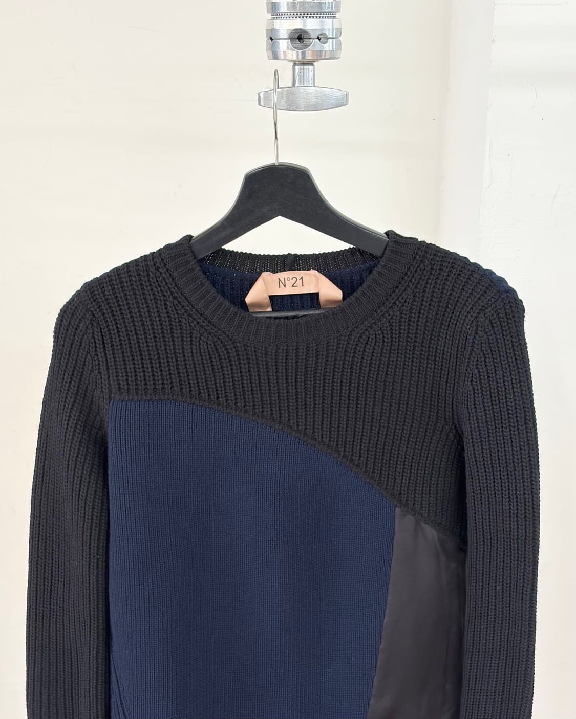 N21 블랙 네이비 골지 니트 스웨터  상품이미지4