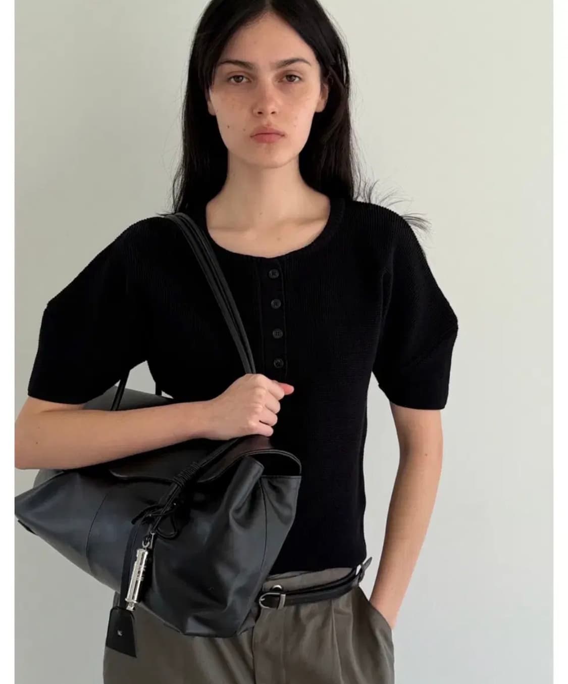 로우클래식 - 퍼프 슬리브 헨리넥 니트 탑 (블랙 M) 상품이미지2