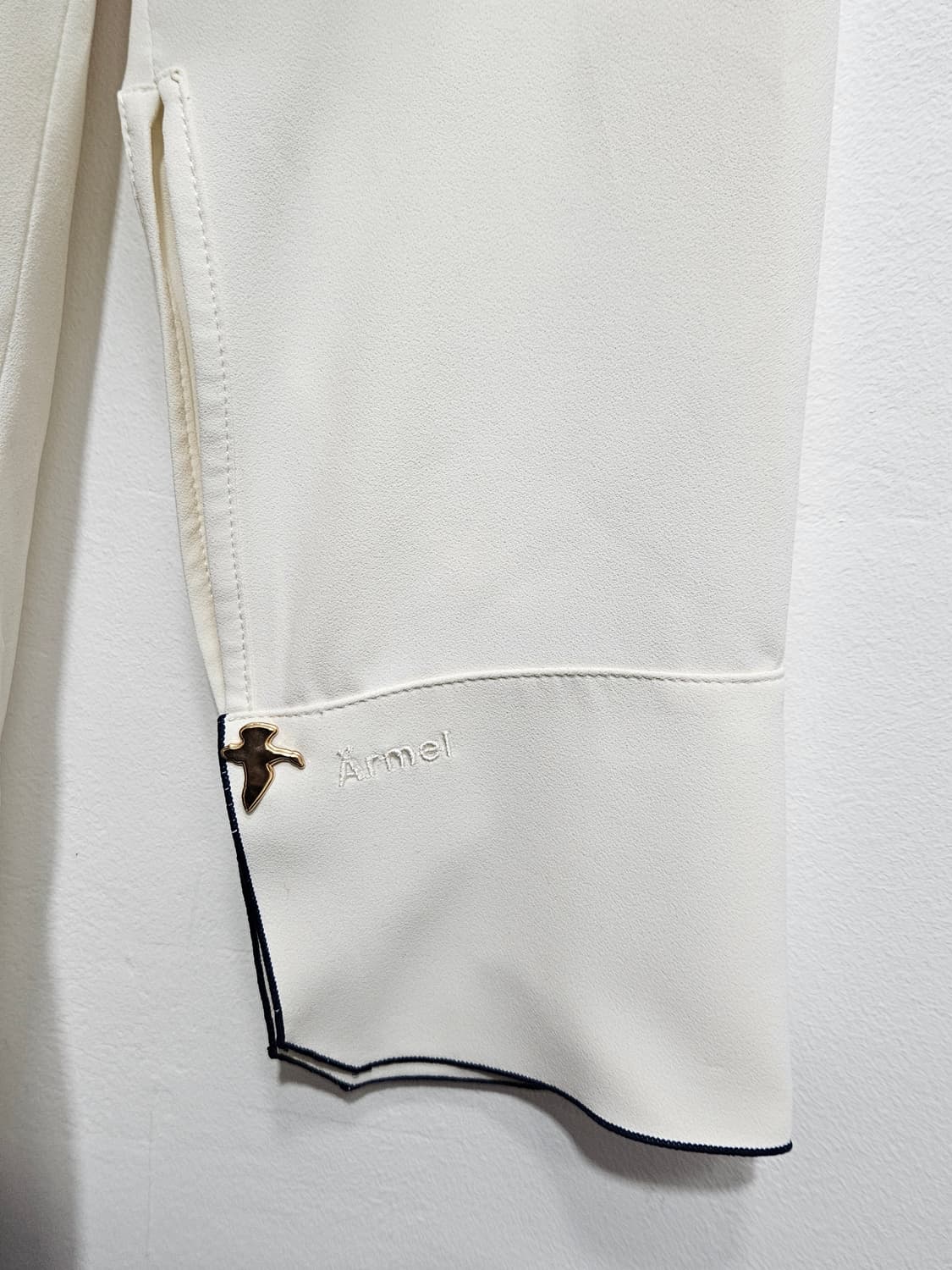 듀엘(DEWL) 브이넥 선파이핑 블라우스, 아이보리 상품이미지5