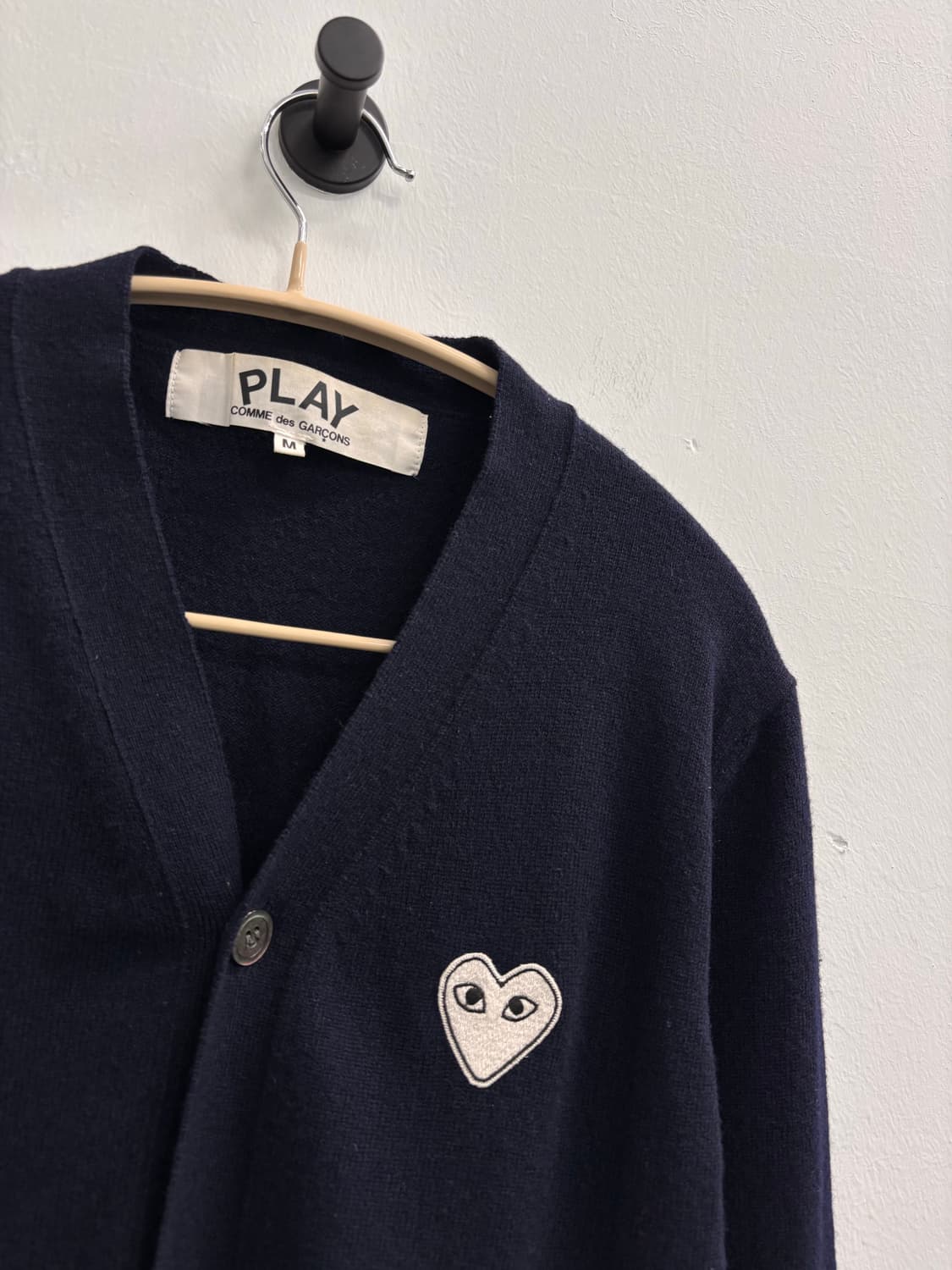 꼼데가르송 플레이 화이트 와펜 네이비 울 가디건 상품이미지2