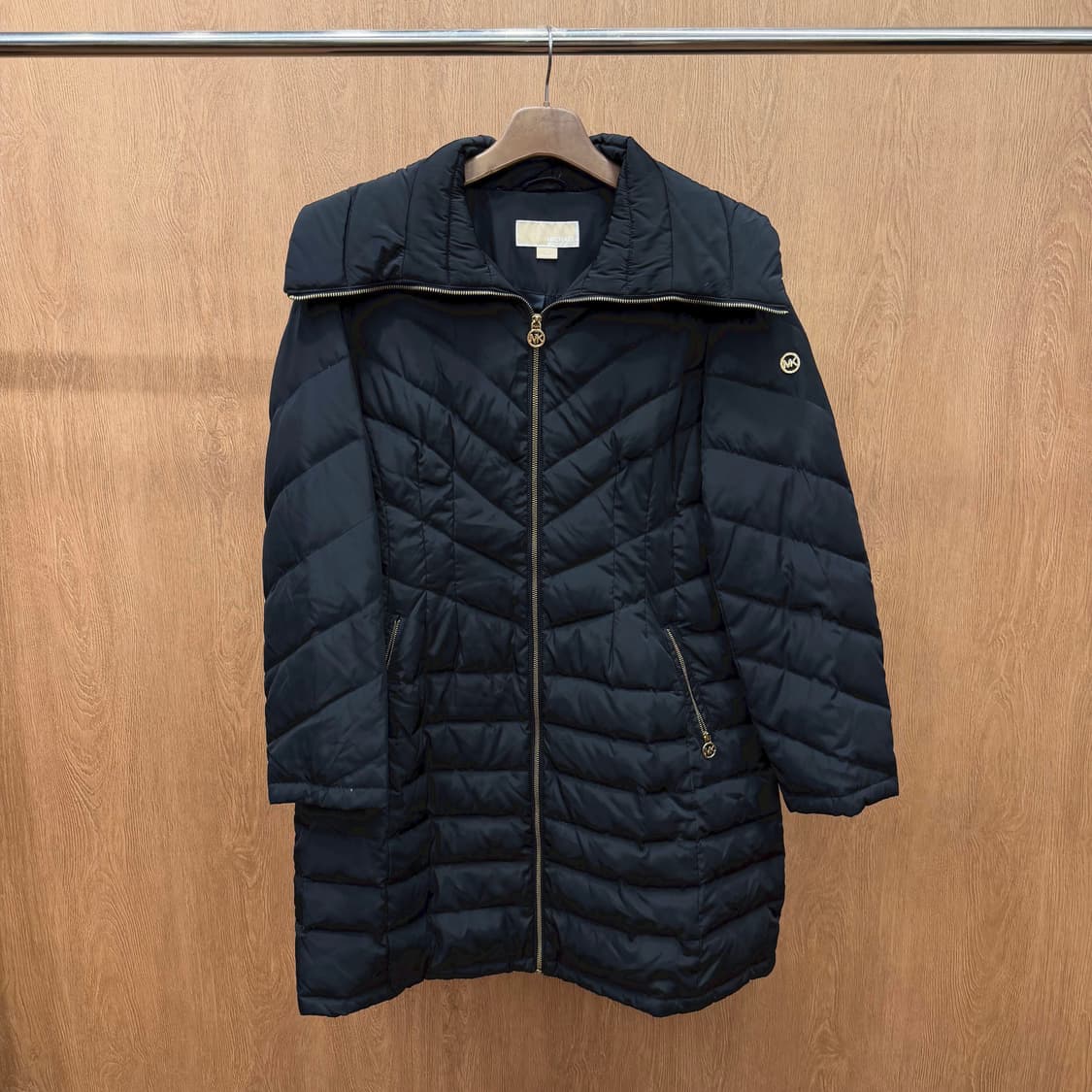 마이클코어스 경량 패딩 코트 골드 로고 지퍼 풀러 메탈 장식 디테일 블랙 상품이미지2