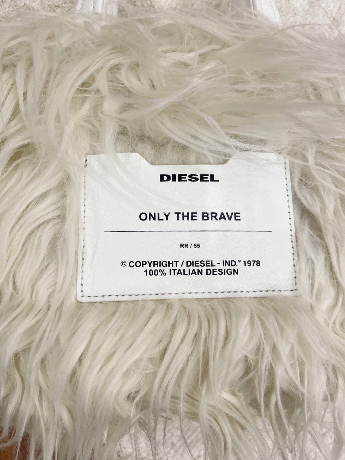 디젤 미니 토트 숄더백 퍼 텍스처 더블핸들 지퍼 디테일 아이보리 상품이미지7