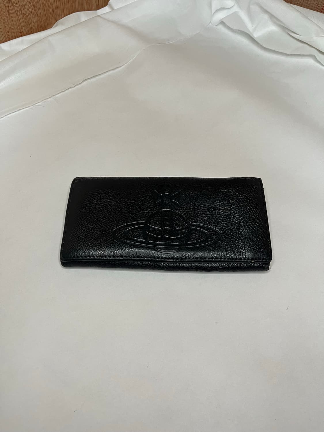 비비안웨스트우드 로고 음각 장지갑 상품이미지1