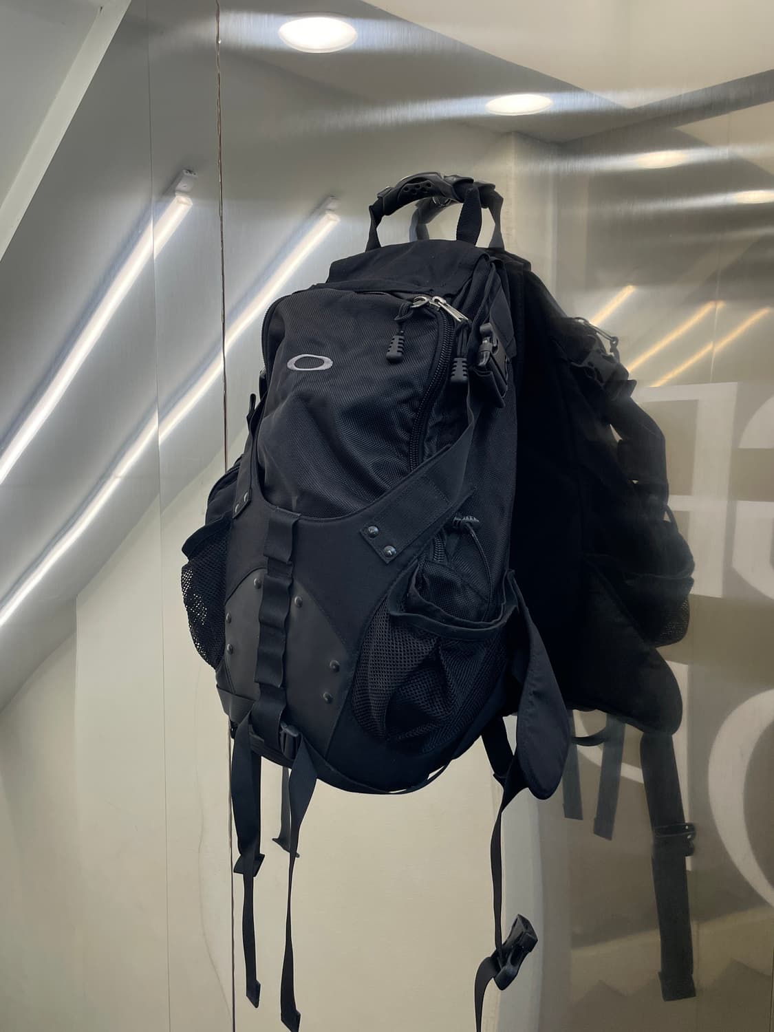 오클리 00’s 블랙 텍티컬 백팩 상품이미지1