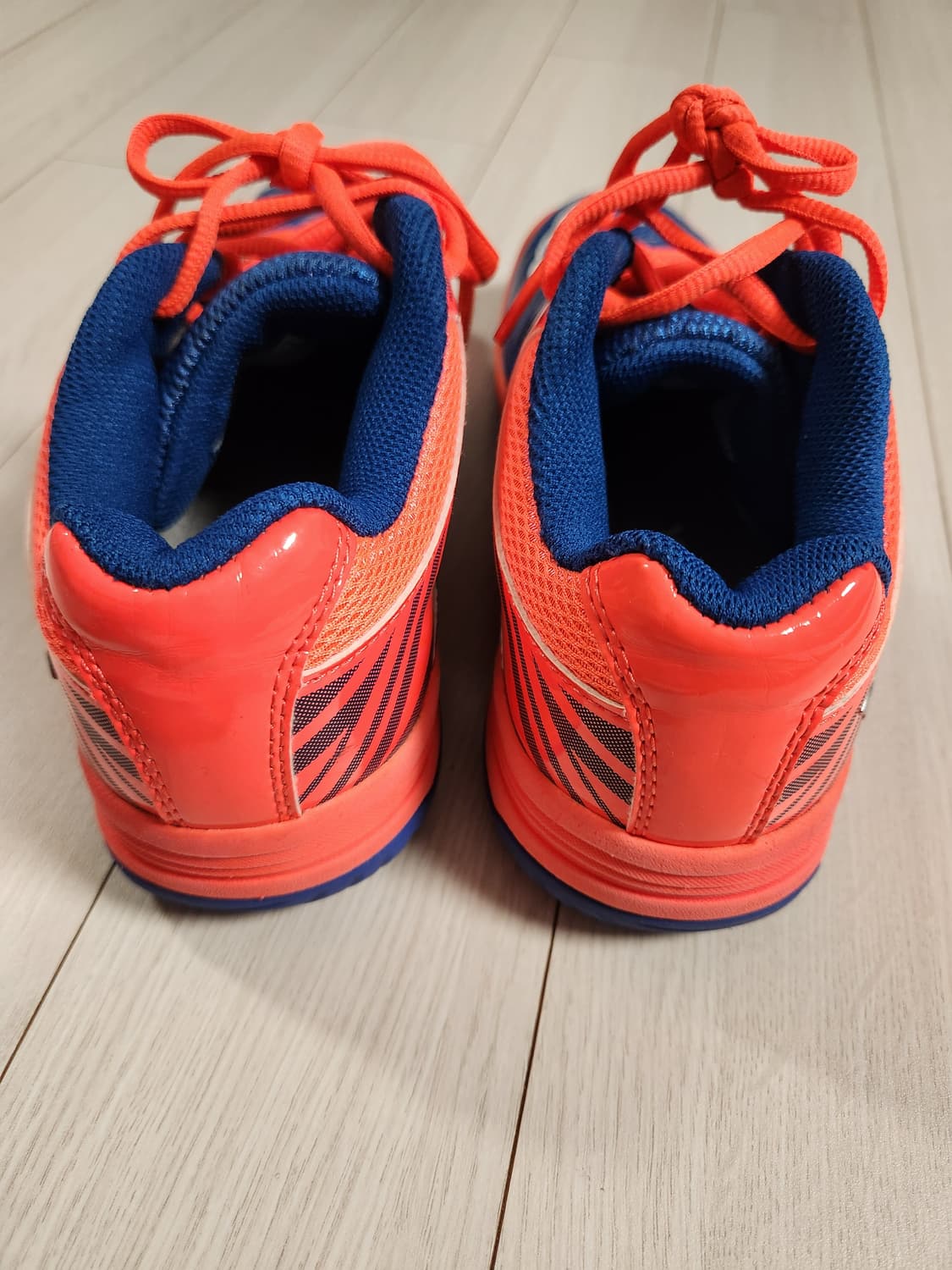 빅터 배드민턴화 사이즈230


여러 중고사이트에도 같이 판매하고 있어서 상품이미지3