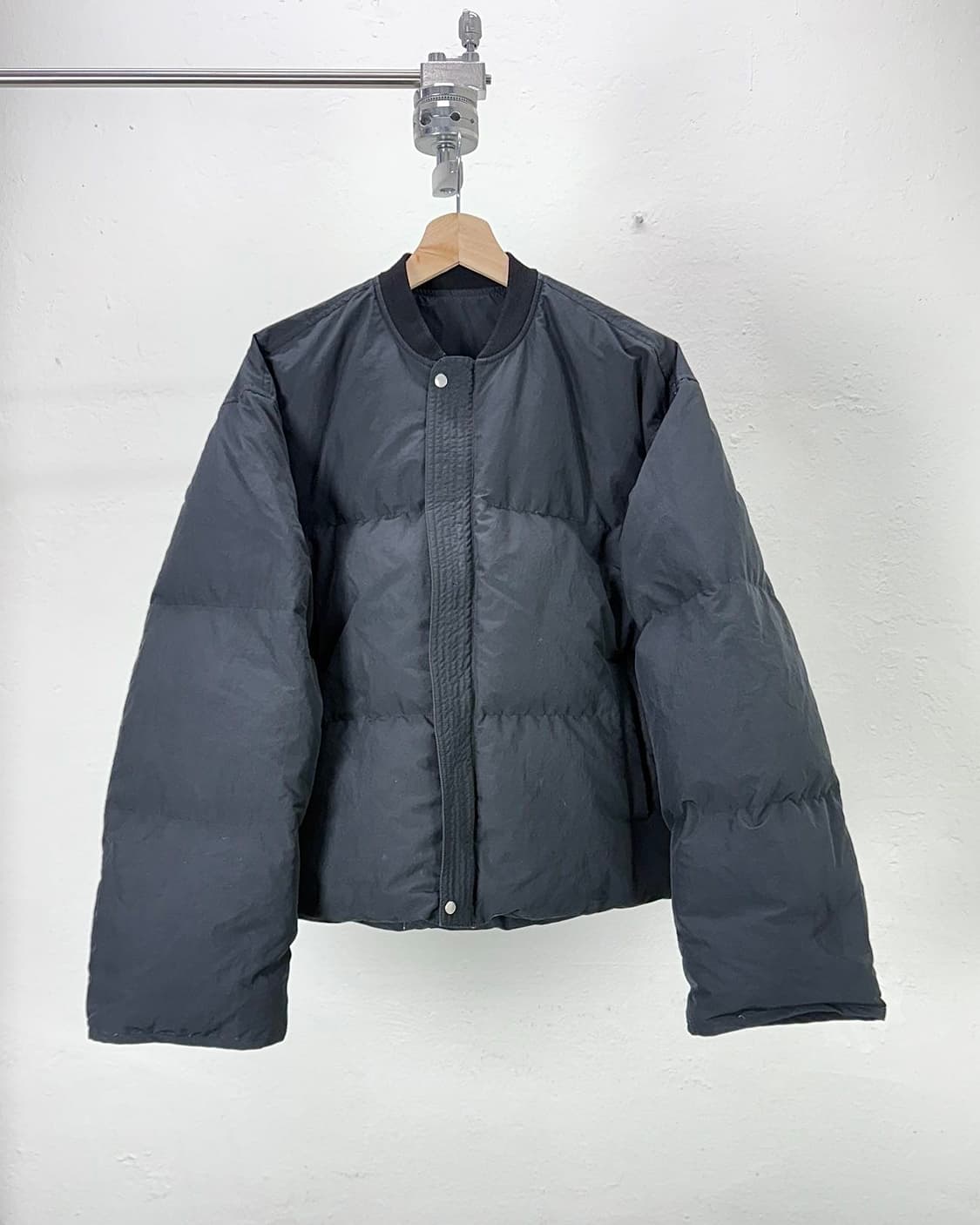 질샌더 블랙 패디드 쇼트 라이티 봄버 자켓 상품이미지1