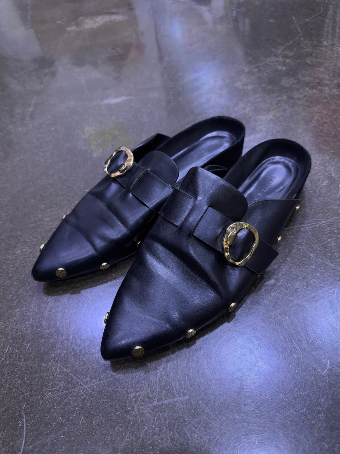 찰스앤키스 해머드 버클 스터드 포인티드 토 뮬 슬리퍼 235 상품이미지2