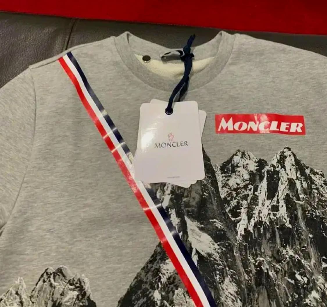 몽클레어 남성용 그레이 맨투맨  정품 팝니다 상품이미지1