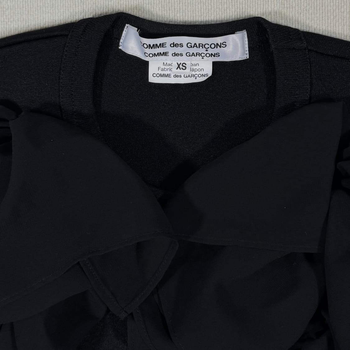 Ruffle Long Sleeve Black Tee 상품이미지4