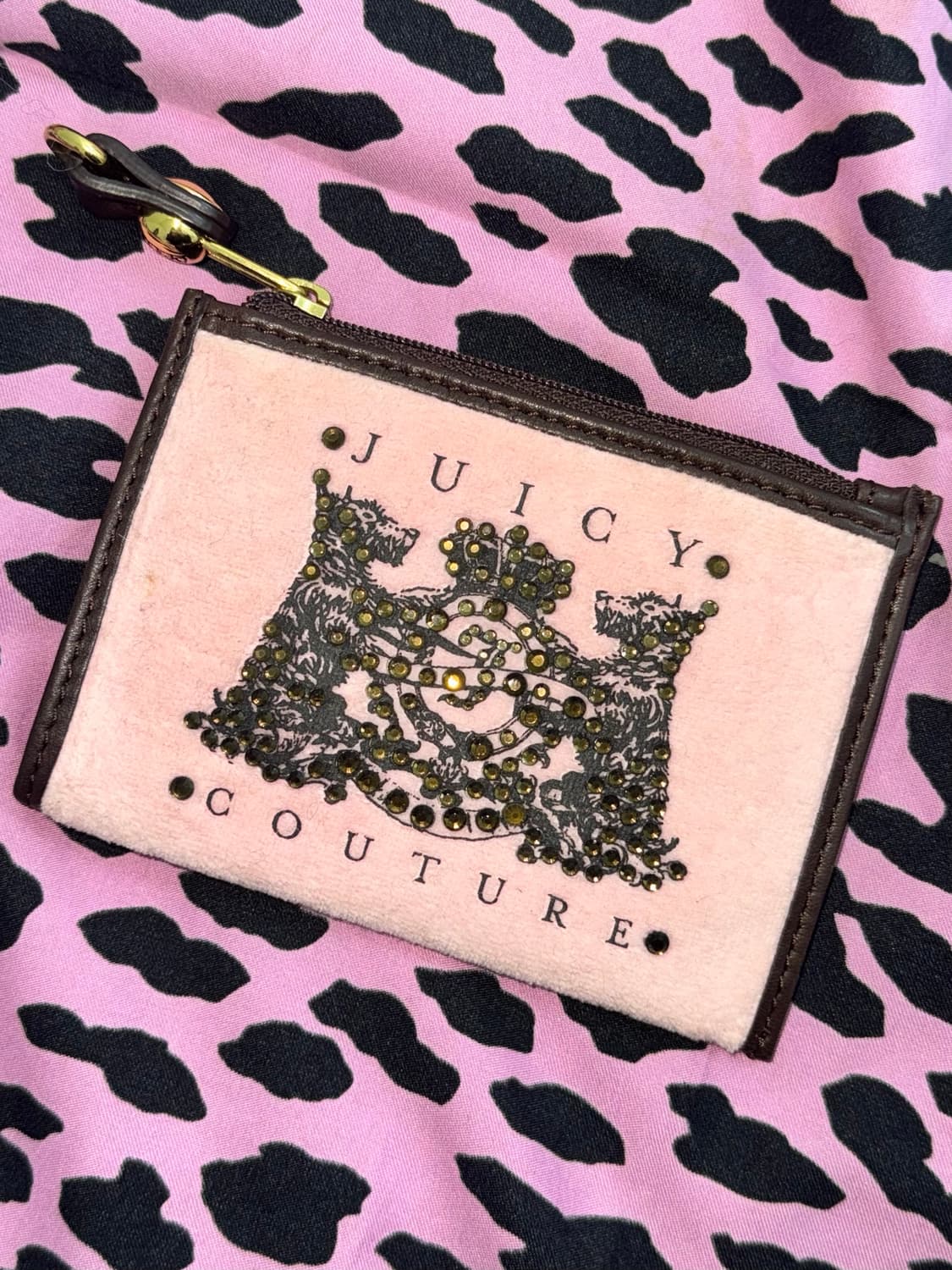 쥬시꾸뛰르 하치깔 핑크 큐빅 로고자수 디테일 카드지갑 상품이미지1