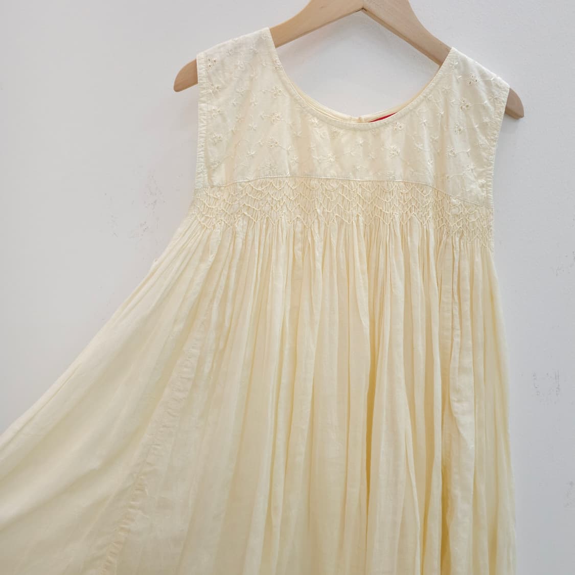 아이보리 레이온 스모크 자수 슬리브리스 블라우스 상품이미지7