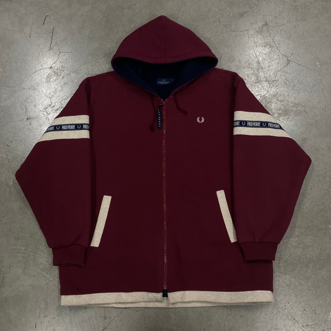 프레드 페리 버건디 컬러 스몰 로고 후드 집업 상품이미지1