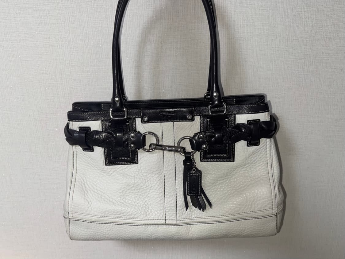 코치 아이보리 버클 가죽 숄더백 상품이미지2